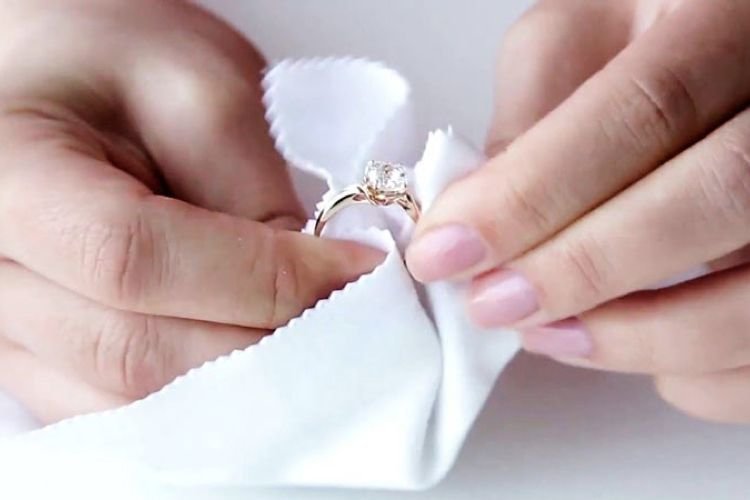 Как ухаживать за золотыми украшениями?